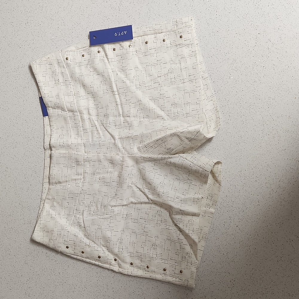 Apt 9 Women's NWT Size 8 Cream with Black Slashes and Gold Detail Shorts